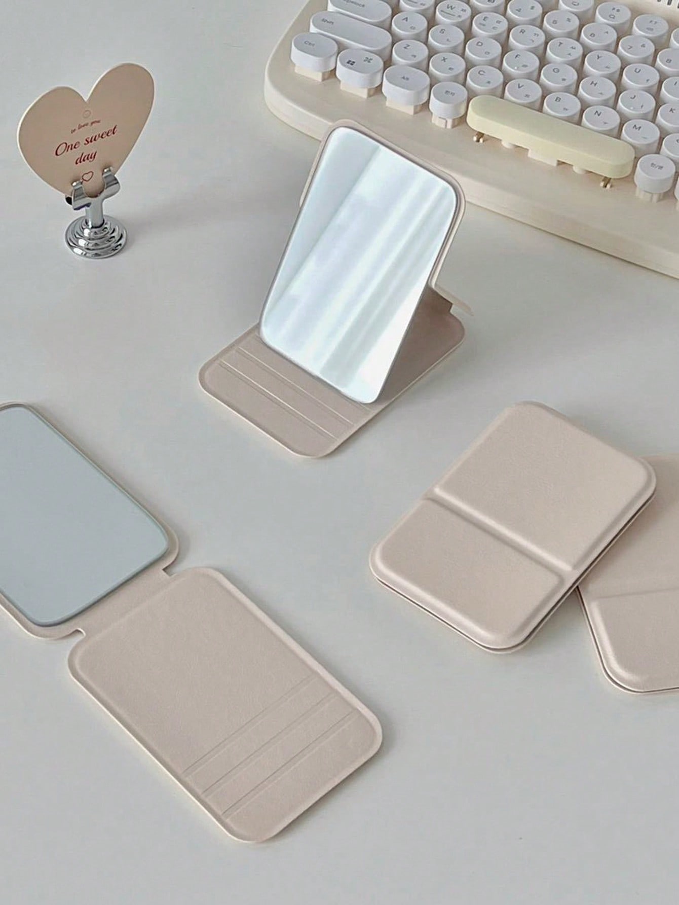 Portable Folding Mini Makeup M - огляд і ціна Beauty Makeup & D Anime Studio
